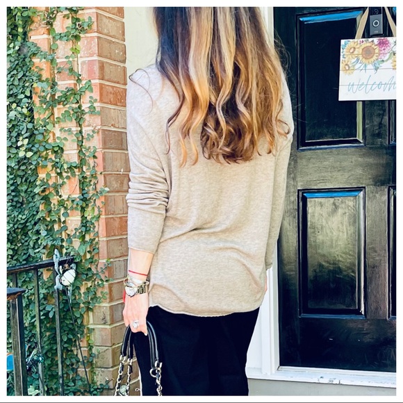 ✨LAST ONE✨MADE IN ITALY FABULOUS SKULL TRIM SWEATER - Picture 7 of 9